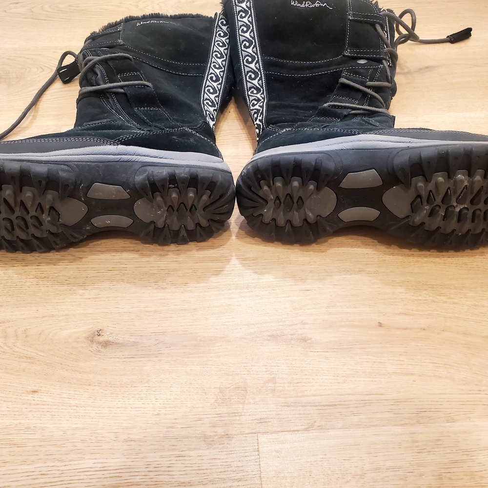 Stylish Women's Black Winter Boots Size 8 - Picture 3 of 6
